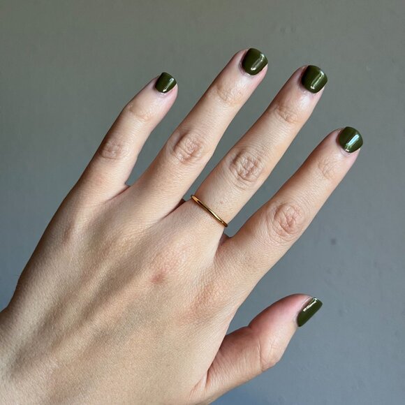 Catbird Classic Wedding Band, Half Round Band, 1mm, 18K Yellow Gold - Picture 2 of 4